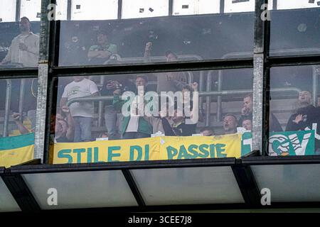Breda, pays-Bas. 17 août 2025. BREDA, PAYS-BAS - 17 AOÛT : fans de Fortuna Sittard lors du match néerlandais Eredivisie entre le NAC Breda et Fortuna Sittard au Rat Verlegh Stadion le 17 août 2025 à Breda, pays-Bas. (Photo de Gabriel Calvino Alonso/Orange Pictures) crédit : Orange pics BV/Alamy Live News Banque D'Images