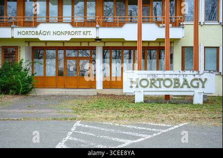 HORTOBAGY, HONGRIE 23 AVRIL 2022 photo de jour de l'extérieur du bâtiment à but non lucratif Hortobagy NT. Le bâtiment est brun clair avec de grandes portes en bois an Banque D'Images