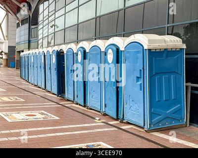 Cardiff, pays de Galles, Royaume-Uni - 20 juin 2025 : toilettes portables alignées devant le Principality Stadium de la ville pour un concert pop Banque D'Images