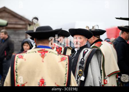 HORTOBAGY, HONGRIE 23 AVRIL 2022 Festival des bergers de la Saint-Georges de Hortobágy. Hommes en costumes traditionnels brodés gris et noir avec b Banque D'Images