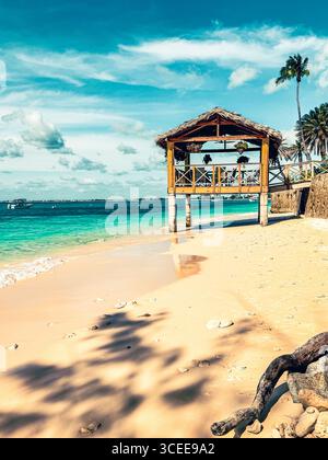 Grand Cayman, Îles Caïmans - 1er janvier 2025 : un belvédère suspendu au-dessus de l'eau de la plage de sept miles à Grand Cayman Banque D'Images