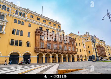 Lima, Pérou, 01 octobre 2021 : balcons coloniaux en bois dans le centre historique de Lima, Pérou Banque D'Images