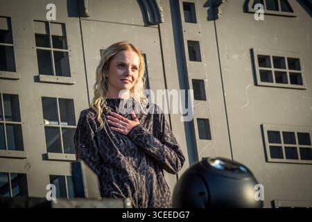 Dritter und letzter Tag vom Highfield Festival 2025 AM Störmthaler See à Großpösna, Saxe. DAS Beliebte Open-Air-Musikfestival lockt tausende Besucher mit Live-Musik, Sommerflair und dem markanten Riesenrad, das in diesem Jahr von einem neuen Betreiber betrieben wird, nachdem das Riesenrad im Vorjahr durch einen Brand beschädigt wurde. Hier die deutsche Sängerin und Schauspielerin Paula Hartmann Highfield 2025 Tag 3 *** troisième et dernier jour du Highfield Festival 2025 à Störmthaler See à Großpösna, Saxe le populaire festival de musique en plein air attire des milliers de visiteurs avec de la musique live, su Banque D'Images