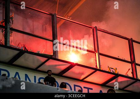 Breda, pays-Bas. 17 août 2025. BREDA, PAYS-BAS - 17 AOÛT : fans de Fortuna Sittard avec des feux d'artifice lors du match néerlandais Eredivisie entre le NAC Breda et Fortuna Sittard au Rat Verlegh Stadion le 17 août 2025 à Breda, pays-Bas. (Photo de Gabriel Calvino Alonso/Orange Pictures) crédit : Orange pics BV/Alamy Live News Banque D'Images