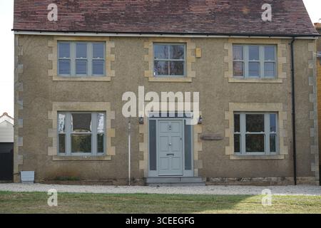 Vue de face d'une maison traditionnelle de deux étages en pierre dans un quartier calme. Willersey, Angleterre Banque D'Images