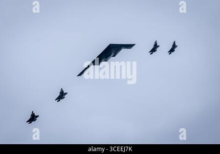 Anchorage, États-Unis d'Amérique. 15 août 2025. Une formation de chasseurs furtifs F-35 de l'US Air Force et un bombardier furtif B-2 effectuent un survol lors de la cérémonie de bienvenue du président américain Donald Trump et du président russe Vladimir Poutine, à la base conjointe Elmendorf Richardson, le 15 août, à Anchorage, en Alaska. Trump accueille Poutine pour des pourparlers visant à mettre fin à la guerre russe en Ukraine. Crédit : Benjamin Applebaum/DOD photo/Alamy Live News Banque D'Images