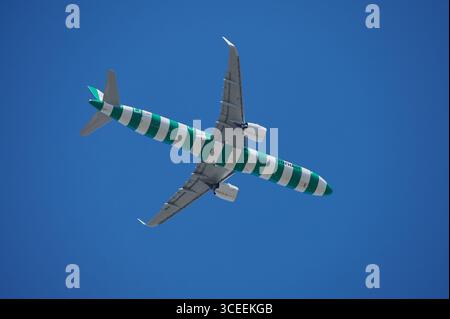 Avion Condor Airline avec des rayures vertes et blanches au-dessus de Mayence-Hechtsheim Banque D'Images