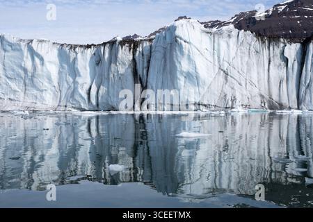 Groenland oriental, Côte de Blosseville. Face de glace du glacier Henri. Banque D'Images