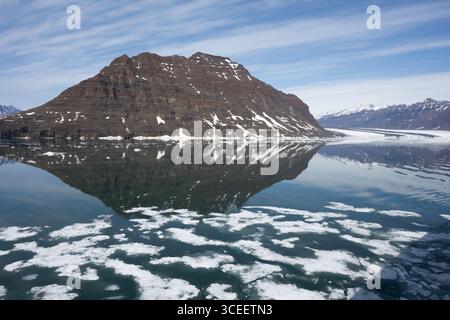 Groenland oriental, Côte de Blosseville. Henri Glacier, paysages et reflets nuageux. Banque D'Images