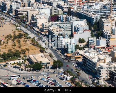 Vue aérienne de la ville de Réthymnon avec parking et palmiers Banque D'Images