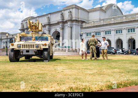 Washington, États-Unis. 16 août 2025. Les soldats de la Garde nationale de l'armée américaine affectés à la Force opérationnelle Safe and Beautiful de Washington discutent avec des civils alors qu'ils montent la garde à Union Station, le 16 août 2025 à Washington, DC le président américain Donald Trump a déployé environ 800 membres du service de la Garde nationale sous la fausse prémisse d'une vague de criminalité dans la capitale. Crédit : Sgt. Aaron Troutman/U.S. Army photo/Alamy Live News Banque D'Images