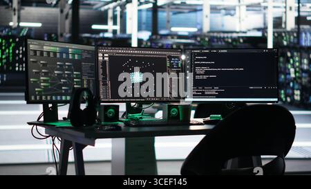 Surveille dans le centre de données l'affichage de la programmation de l'arborescence des nœuds optimisant l'intégrité de l'infrastructure. Systèmes de programmation visuelle sur les postes de travail détectant les dysfonctionnements de l'équipement de la salle des serveurs Banque D'Images