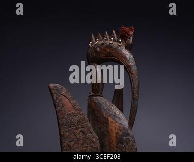 Art tribal africain : sculpture en bois Senufo d'un oiseau Banque D'Images