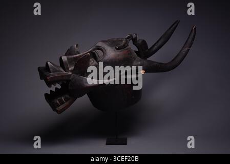 Art tribal africain : Senufo Wooden FIrespitter Mask Banque D'Images