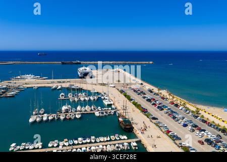 Vue aérienne du port de Réthymnon avec voiliers et brise-lames Banque D'Images