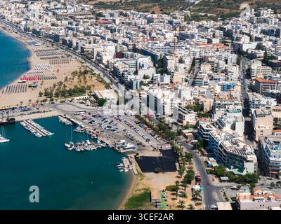 Vue aérienne de la ville de Réthymnon, de la marina et de la plage de sable en Crète Banque D'Images