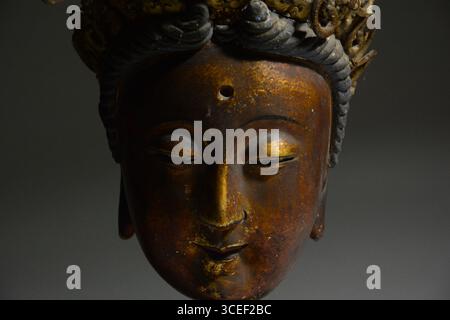 Tête en bois doré de la dynastie Qing de Guanyin Banque D'Images