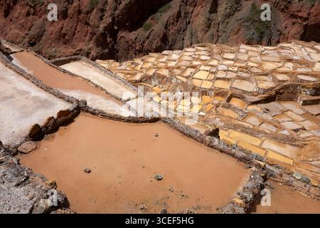 Les mines de sel de Maras, connues sous le nom de Salineras, sont un spectacle magnifique et unique à voir. Ces marais salants en terrasses ont été utilisés depuis le pré-Inca Banque D'Images