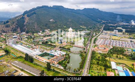 Superbe vue aérienne du parc Jaime Duque à Briceño, Bogotá, avec ses jardins, ses attractions et ses paysages pittoresques, une destination populaire à Cundinamarca, Colombie. Banque D'Images