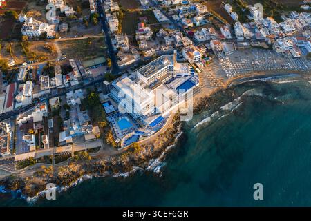 Vue aérienne de Stalida Town et Beachfront Hotel en Crète, Grèce Banque D'Images