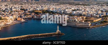 Vue aérienne de la ville de la Canée avec port vénitien et phare Banque D'Images