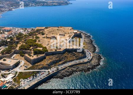 Vue aérienne de la Fortezza de Réthymnon et de la côte méditerranéenne Banque D'Images