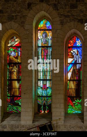 Vitraux à la nécropole avec des tombes de soldats belges de la première Guerre mondiale enterrés dans l'église de Grimde près de Tienen / Tirlemont, Belgique Banque D'Images