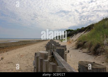 La barrière de neige sert de barrière de sable de plage pour empêcher les dunes de s'éroder Banque D'Images