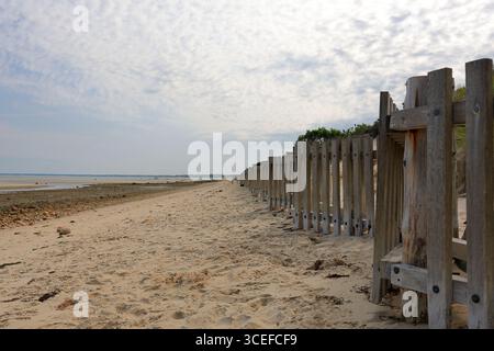 La barrière de neige sert de barrière de sable de plage pour empêcher les dunes de s'éroder Banque D'Images