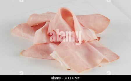 Jambon de porc frais tranché de Bologne fond naturel isolé avec chemin de coupe Banque D'Images