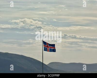 Drapeau national de l'Islande, près du cratère Kerid dans le cercle d'Or. Banque D'Images