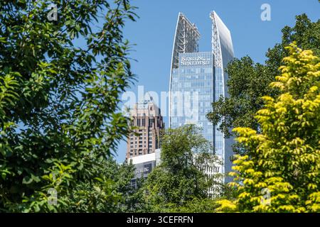 Gratte-ciel Midtown Atlanta vus depuis Skyline Garden à l'Atlanta Botanical Garden à Atlanta, Géorgie. (ÉTATS-UNIS) Banque D'Images