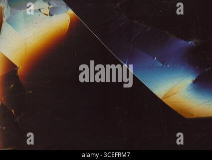 Rayures de poussière superposées. Verre brisé flou. Fond abstrait de feuille de plastique noir fissuré. Gris foncé endommagé la texture de l'ancien écran. Banque D'Images