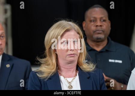 New York, États-Unis. 17 août 2025. La commissaire de police Jessica Tisch parle lors d'un briefing conjoint avec le maire Eric Adams à l'hôtel de ville après une fusillade de masse à l'intérieur du Taste of the City Bar and Lounge sur Franklin Avenue à Crown Heights, Brooklyn, New York, États-Unis où trois personnes ont été tuées et neuf autres ont été blessées lorsque plusieurs tireurs ont ouvert le feu juste avant 3h30 le 17 août 2025 à New York. Crédit : SOPA images Limited/Alamy Live News Banque D'Images