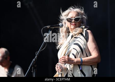 ASHA Puthli, CONCERT, 2025 : la pionnière du disco Asha Puthli joue sur la scène de montagne. Brecon, pays de Galles, Royaume-Uni, 17 août 2025. Le Green Man Festival 2025. Photographie : Rob Watkins/Alamy Live News. INFO : Asha Puthli est une chanteuse née en Inde célèbre pour son style de mélange de genres, fusionnant jazz, disco, funk et soul. Connue pour ses collaborations avec Ornette Coleman et ses succès solo dans les années 1970, elle est une icône pop mondiale pionnière. Banque D'Images