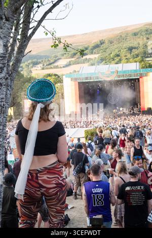 UNE FOULE ÉNORME pour YARD ACT ÉTÉ SUNSHINE MUSIC FESTIVAL MOUNTAINS : le groupe de Leeds Yard Act joue devant une foule immense et ensoleillée du dimanche après-midi rebondissant et dansant comme un fou au soleil devant la Mountain Stage avec les Black Mountains qui dominent derrière. Le Green Man Festival 2025. Brecon, pays de Galles, Royaume-Uni, 17 août 2025. Photographie : Rob Watkins/Alamy Live News. Banque D'Images