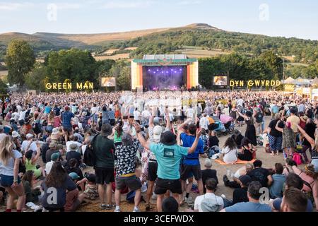 UNE FOULE ÉNORME pour YARD ACT ÉTÉ SUNSHINE MUSIC FESTIVAL MOUNTAINS : le groupe de Leeds Yard Act joue devant une foule immense et ensoleillée du dimanche après-midi rebondissant et dansant comme un fou au soleil devant la Mountain Stage avec les Black Mountains qui dominent derrière. Le Green Man Festival 2025. Brecon, pays de Galles, Royaume-Uni, 17 août 2025. Photographie : Rob Watkins/Alamy Live News. Banque D'Images
