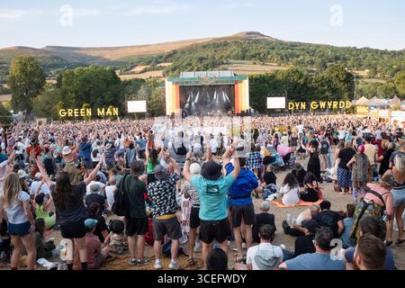 UNE FOULE ÉNORME pour YARD ACT ÉTÉ SUNSHINE MUSIC FESTIVAL MOUNTAINS : le groupe de Leeds Yard Act joue devant une foule immense et ensoleillée du dimanche après-midi rebondissant et dansant comme un fou au soleil devant la Mountain Stage avec les Black Mountains qui dominent derrière. Le Green Man Festival 2025. Brecon, pays de Galles, Royaume-Uni, 17 août 2025. Photographie : Rob Watkins/Alamy Live News. Banque D'Images