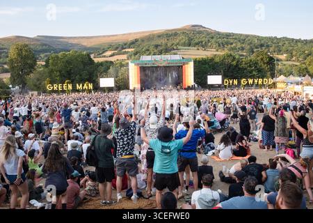 UNE FOULE ÉNORME pour YARD ACT ÉTÉ SUNSHINE MUSIC FESTIVAL MOUNTAINS : le groupe de Leeds Yard Act joue devant une foule immense et ensoleillée du dimanche après-midi rebondissant et dansant comme un fou au soleil devant la Mountain Stage avec les Black Mountains qui dominent derrière. Le Green Man Festival 2025. Brecon, pays de Galles, Royaume-Uni, 17 août 2025. Photographie : Rob Watkins/Alamy Live News. Banque D'Images