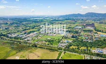 Vue aérienne époustouflante mettant en valeur les paysages verdoyants et le développement urbain du nord de Bogotá, en Colombie. Banque D'Images