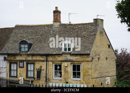 Charmant Cottage en pierre avec architecture vintage et toit de bardeaux rustique. Chipping Norton, Angleterre Banque D'Images
