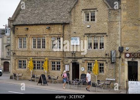 Bar anglais pittoresque et café le long de Stone Road dans un cadre de village historique. Chipping Norton, Angleterre Banque D'Images