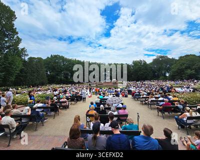Concert classique du Monument Fryderyk Chopin au Royal Baths Park de Varsovie, Pologne. Banque D'Images