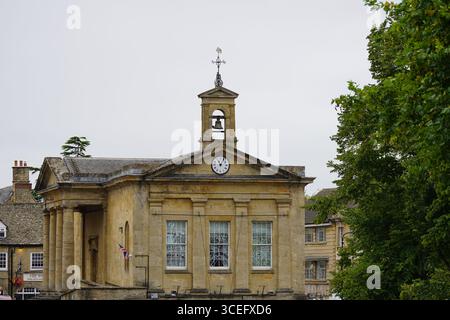 Bâtiment historique de l'hôtel de ville avec clocher et horloge dans un cadre pittoresque. Chipping Norton, Angleterre Banque D'Images