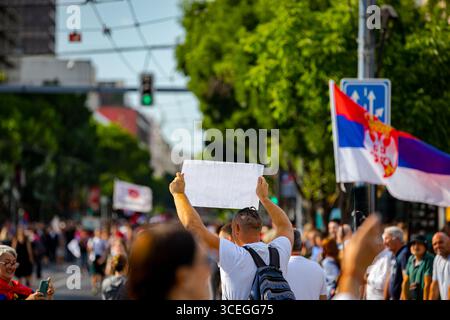 Belgrade, Serbie - 28 juin 2025 : étudiants, citoyens protestent contre la corruption du gouvernement, le régime, demandent justice pour 16 vies perdues dans un accident tragique Banque D'Images