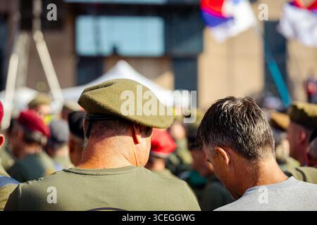 Belgrade, Serbie - 28 juin 2025 : un groupe de vétérans de guerre avec des bérets lors de la manifestation étudiante contre la corruption du gouvernement, le régime, demandent justice pour 16 Banque D'Images
