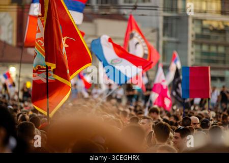 Belgrade, Serbie - 28 juin 2025 : étudiants, citoyens protestent contre la corruption du gouvernement, le régime, demandent justice pour 16 vies perdues dans un accident tragique Banque D'Images