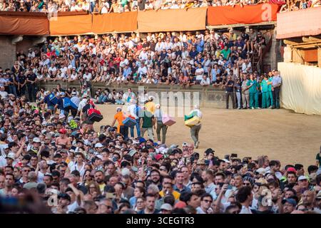 Siena Palio 2025 pendant le Palio di Siena le 16/08/2025 à Piazza del Campo à Sienne photo : Siena Piazza del Campo Toscana italia Copyright : xSalvatorexDexRosa/FPAxSalvatorexDexRosa/FPAx DSCF6622 Banque D'Images