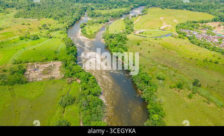 Superbe vue aérienne sur la rivière Putumayo, mettant en valeur une végétation luxuriante et des paysages sereins en Colombie. Banque D'Images