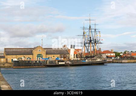 PS Wingfield Castle ship historique Humber paquebot construit en 1934, port de plaisance de Hartlepool, comté de Durham, Angleterre, Royaume-Uni HMS Trincomalee derrière Banque D'Images